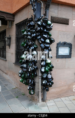 Un mur de restaurant présentant un rack de bouteilles de vin locales vides de la région franconienne de Nuremberg, Bavière, Allemagne. Le vin franconien est cultivé Banque D'Images