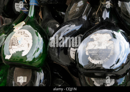 Un mur de restaurant présentant un rack de bouteilles de vin locales vides de la région franconienne de Nuremberg, Bavière, Allemagne. Le vin franconien est cultivé Banque D'Images