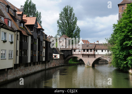 Le pont médiéval en bois Henkersteg (pont du Hangman's) et la passerelle piétonne est un pont sur toit reconstruit en 1954. L'original a été construit en 1457 Banque D'Images