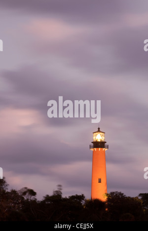 Jupiter Island phare au crépuscule avec des nuages d'orage, Jupiter, Floride, USA Banque D'Images