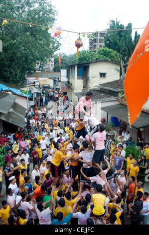 Govinda's formant pyramide humaine dans le cadre de Dahi Handi festival à Mumbai, Maharashtra Banque D'Images