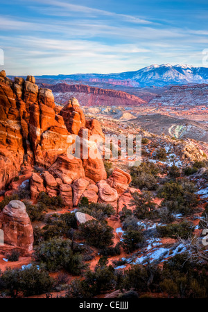 La fournaise ardente dans Arches National Park est un labyrinthe d'étroits canyons de grès et les nageoires. Le coucher du soleil. L'Utah. Banque D'Images