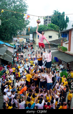 Govinda's formant pyramide humaine dans le cadre de Dahi Handi festival à Mumbai, Maharashtra Banque D'Images