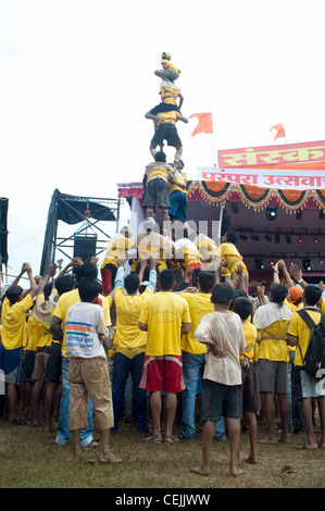 Govinda's formant pyramide humaine dans le cadre de Dahi Handi festival à Mumbai, Maharashtra Banque D'Images