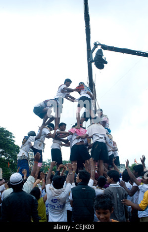 Govinda's formant pyramide humaine dans le cadre de Dahi Handi festival à Mumbai, Maharashtra Banque D'Images