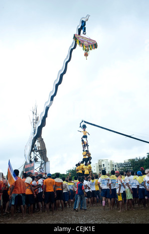 Govinda's formant pyramide humaine dans le cadre de Dahi Handi festival à Mumbai, Maharashtra Banque D'Images