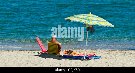 Homme seul de vous détendre sur la plage en été Banque D'Images