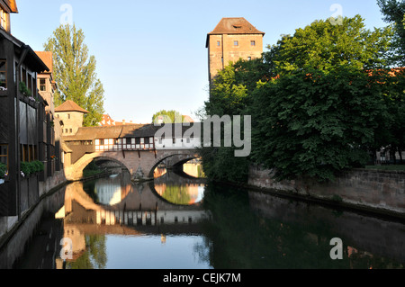 Le pont médiéval en bois Henkersteg (pont du Hangman's) et la passerelle piétonne est un pont sur toit reconstruit en 1954. L'original a été construit en 1457 Banque D'Images