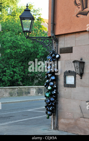 Un mur de restaurant présentant un rack de bouteilles de vin locales vides de la région franconienne de Nuremberg, Bavière, Allemagne. Le vin franconien est cultivé Banque D'Images