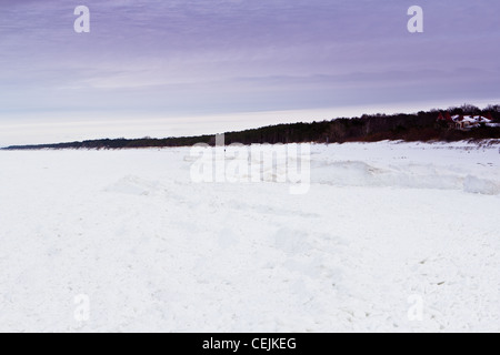 La plage couverte de neige et congelé en mer Baltique, Niechorze, Pologne Banque D'Images