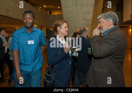 Paris, France, professionnels du Groupe personnes diverses, réunion, parler, Conférence des médias de l'UNESCO, 'les médias après Wikileaks', communication internationale adultes d'âge moyen divers Banque D'Images