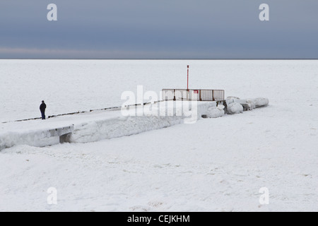 Pier congelés et surgelés, de la mer Baltique en Niechorze, Pologne. Banque D'Images