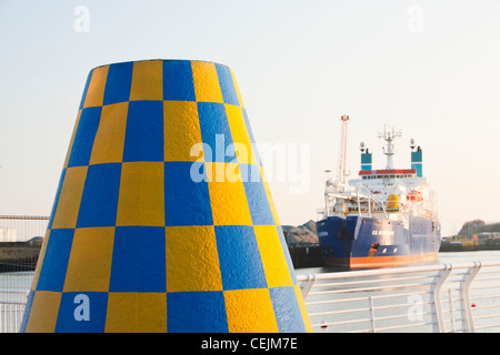 Vieux bouées à Sunderland, Marina de Wearmouth, UK avec un navire à l'arrière-plan. Banque D'Images