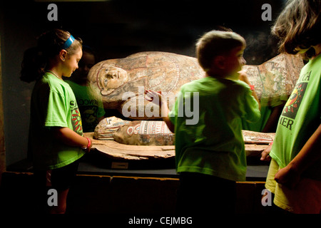 Les enfants regarder une momie dans un musée. Banque D'Images