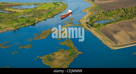 Vue aérienne d'un grain de haute mer navire qui transite sur le chenal profond dans le delta du fleuve Sacramento-San Joaquin /Californie Banque D'Images