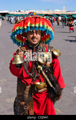 L'homme qui pose pour les touristes locaux en costume traditionnel, place Djemaa el Fna, Marrakech, Maroc, Afrique du Nord Banque D'Images