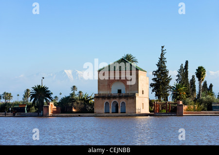 Vue sur le pavillon et piscine dans le jardins de la Ménara avec enneigés des montagnes de l'Atlas derrière, Marrakech, Maroc, Afrique du Nord Banque D'Images