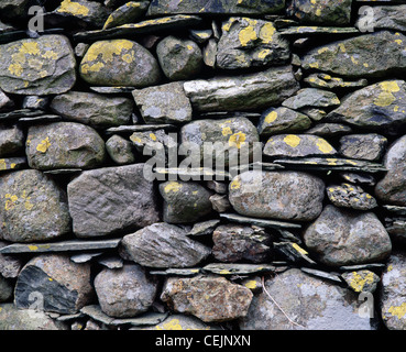 Mur de pierres sèches de près. Vallée de Newlands, Cumbria, England, UK. Dans le Parc National de Lake District. Banque D'Images