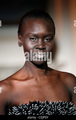 Jacob Kimmie Londres Prêt à porter printemps été, Alek Wek modèle blanc avec le rouge à lèvres Banque D'Images