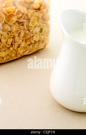 Délicieux et sain de sucre emballés Frosted Flakes et pot de lait Banque D'Images