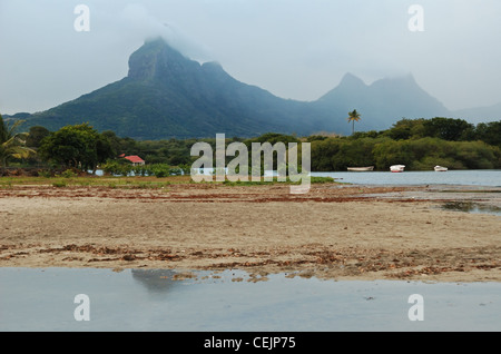 Le Rempart montagne avec brouillard, vu de ce moment à la plage. L'île Maurice. Banque D'Images