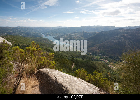 Gerês Vallée depuis la Pedra Bela Trail - Gerês, le parc national de Peneda-Gerês, district de Braga, Norte, Portugal Région Banque D'Images