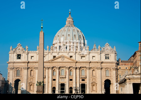 L'avant de la Basilique Saint-Pierre du Vatican à Rome, Italie. Banque D'Images