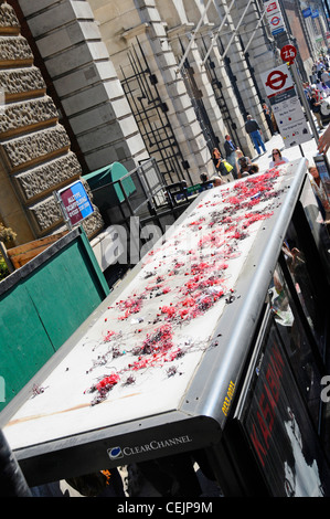 Vue de dessus en regardant d' arrêt de bus et la jonchée de toit abri utilisé gratuitement casque question supprimés du plateau supérieur du tour bus London UK Banque D'Images