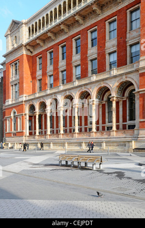 Victoria & Albert Museum Henry Cole façade aile vu de l'espace partagé Exhibition Road Kensington London England UK thoroughfare Banque D'Images