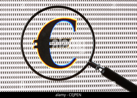 Loupe mettant en relief l'euro monnaie, signe, symbole €. Image symbolique. Banque D'Images