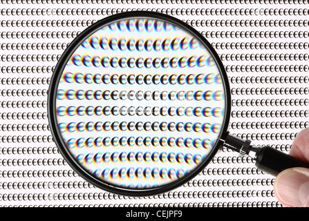 Loupe mettant en relief l'euro monnaie, signe, symbole €. Image symbolique. Banque D'Images