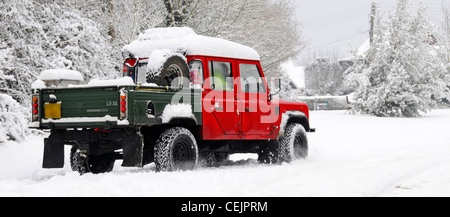 Paysage de neige Land Rover Defender 130 4x4 pick-up conduisant sur la route étroite de la voie de campagne en hiver neige temps froid Brentwood Essex Angleterre Royaume-Uni Banque D'Images