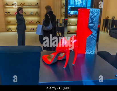 Paris, France, gros plan, talons de créateurs, magasin d'accessoires de luxe tendance marques de mode, « Walter Steiger », Chaussure à talons hauts stylée pour femmes, stilettos, étiquettes de mode, magasin de vêtements femmes riches, chaussures de magasin de fantaisie, consommateur de prestige, chaussures d'achat Banque D'Images