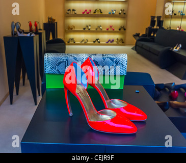 Paris, France, gros plan, talons de créateurs rouges, marques de créateurs de mode de luxe tendance, magasin d'accessoires de chaussures, « Walter Steiger », élégantes chaussures à talons hauts pour femmes, stilettos, VENTE AU DÉTAIL MODERNE, étiquettes de mode, chaussures de shopping de magasin de fantaisie Banque D'Images