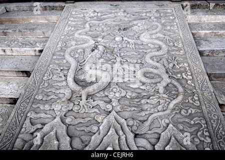 Plaque de marbre sculpture dragon Forbidden City Beijing Chine Palace Museum rampe cérémonie symbolique voie impériale sculpture bas-relief Banque D'Images