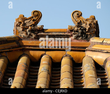 Détail des tuiles en terre cuite orné jaune Forbidden City Beijing Chine jaune représente l'empereur Image figures Banque D'Images