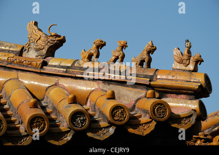 Détail des tuiles en terre cuite orné jaune Forbidden City Beijing Chine jaune représente l'empereur Image figures Banque D'Images