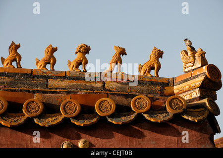 Détail des tuiles en terre cuite orné jaune Forbidden City Beijing Chine jaune représente l'empereur Image figures Banque D'Images