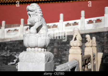 Figurine statue de lion en marbre blanc murs terrasse figure Forbidden City Beijing Chine Banque D'Images