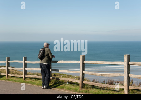 Une marchette appréciant la vue côtière, Rhossili Bay, la péninsule de Gower, Nouvelle-Galles du Sud Banque D'Images