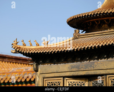 Détail des tuiles en terre cuite orné jaune Forbidden City Beijing Chine jaune représente l'empereur Image figures Banque D'Images