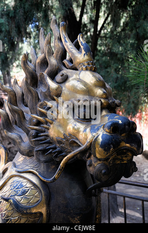 Laiton doré gilted bronze unicorn détail détaillant à l'extérieur entrée de jardin impérial yuhuayuan Forbidden City Beijing Chine Banque D'Images