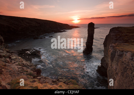 Au coucher du soleil d'hiver mer Yesnaby pile, Orkney Banque D'Images