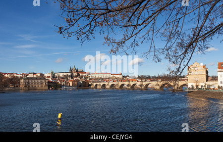 Novotneho Lavka et Pont Charles (Karlov Most) sur la rivière Vltava, Prague, République tchèque, panorama sous un ciel bleu ensoleillé Banque D'Images