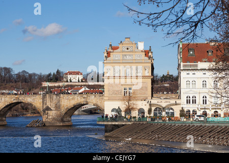 Novotneho Lavka et Pont Charles (Karlov Most) sur la rivière Vltava, Prague, République tchèque en soleil sous un ciel bleu Banque D'Images