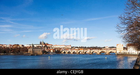 Novotneho Lavka et Pont Charles (Karlov Most) sur la rivière Vltava, Prague, République tchèque, panorama de soleil sous un ciel bleu Banque D'Images