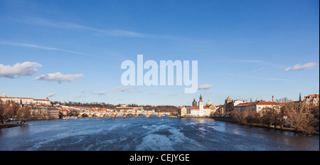 Novotneho Lavka et Pont Charles (Karlov Most) sur la rivière Vltava, Prague, République tchèque - vue panoramique ensoleillée avec ciel bleu Banque D'Images