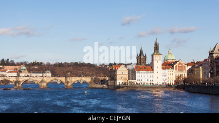 Novotneho Lavka et Pont Charles (Karlov Most) sur la rivière Vltava, Prague, République tchèque en soleil sous un ciel bleu Banque D'Images