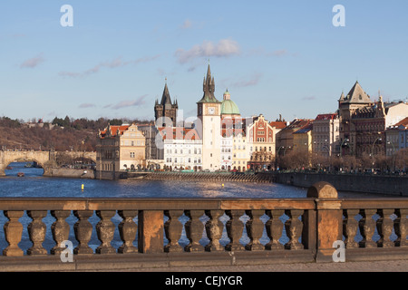 Novotneho Lavka et Pont Charles (Karlov Most) sur la rivière Vltava, Prague, République tchèque en soleil sous un ciel bleu Banque D'Images