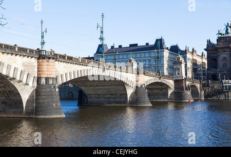 Pont Legii, Prague, Prague, République tchèque, avec une partie du Théâtre National de l'arrière-plan, sous un ciel bleu clair Banque D'Images